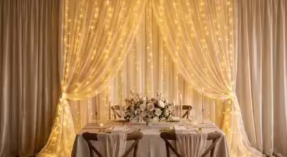 Backdrop de XV años con cascadas LED color rosa y estructura metálica