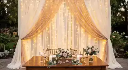 Cascadas LED en backdrop de boda con cortinas blanco cálido 3x3 metros