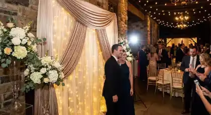Instalación masiva de cascadas LED en salón de eventos 15+ cortinas