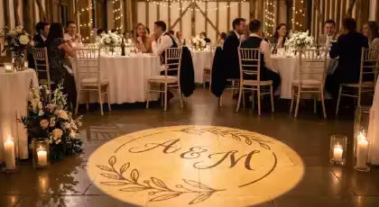 Gobo personalizado con monograma de boda proyectado en pista de baile