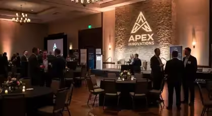 Proyección de logotipo corporativo en evento empresarial con proyector de gobos LED