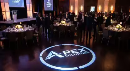 Gobo metálico con patrón decorativo proyectado en backdrop de evento social