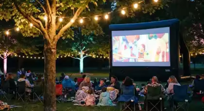 Cine al Aire Libre con Sistema de Sonido Envolvente
