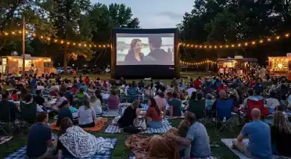 Noche de Cine Familiar en Jardín con Pantalla Inflable