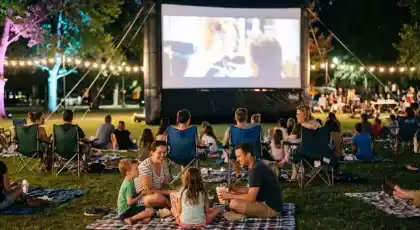 Proyector 4K Profesional con Pantalla Inflable para Eventos