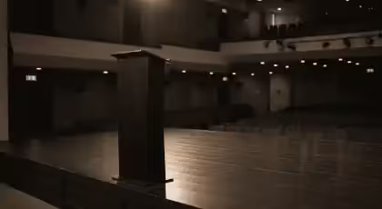 Podium Presidencial con Sonido Integrado para Eventos Corporativos