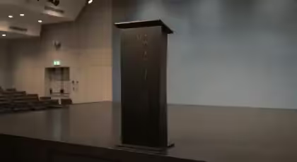 Alquiler de Podium Acrílico Transparente para Presentaciones Modernas